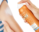 Application de Vichy Capital Soleil Brume Anti-Sable Enfants SPF50+ 200 ml sur le bras