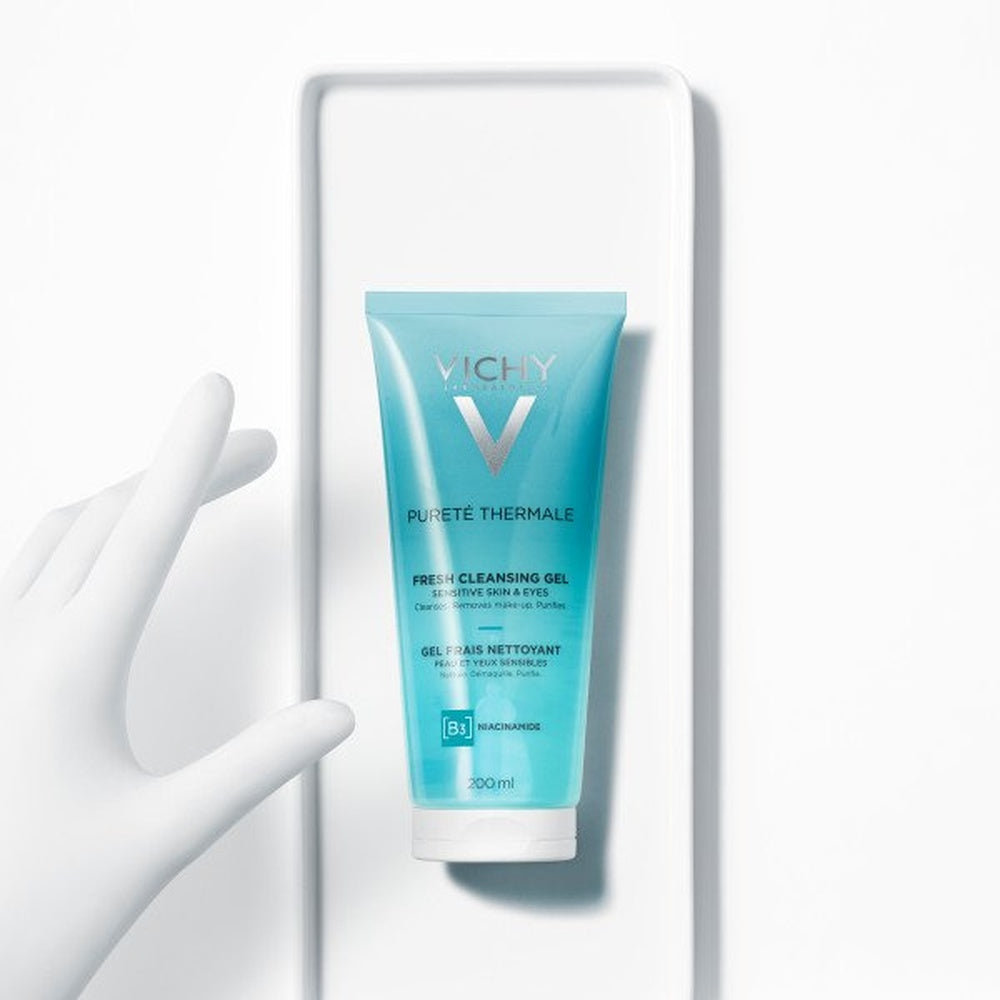 Vichy Pureté Thermale Gel Frais Nettoyant B3 Niacinamide 200 ml, tube bleu mis en scène sur fond blanc, La Maison Para, prix Maroc, parapharmacie